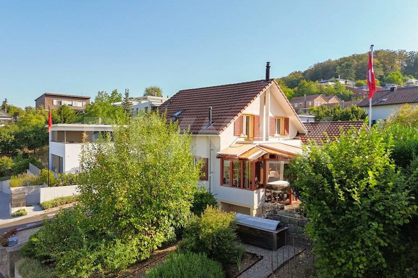 Freistehendes 5.5 Zimmer-Einfamilienhaus: Wo Licht und Raum zuhause... - Photo 1 of 13