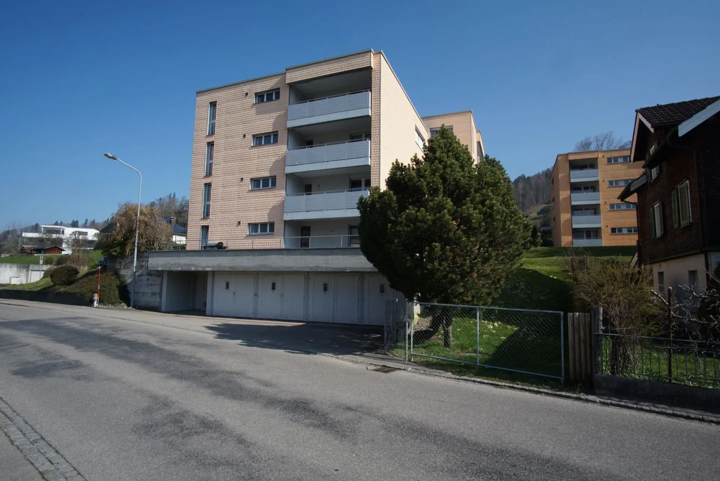 Vorankündigung! Terrasse und Aussicht! grosszügig, hell, preiswert, 5.5-Zimmer-Wohnung mit grosser Terrasse und Sicht in die Berge! - Foto 1 von 7