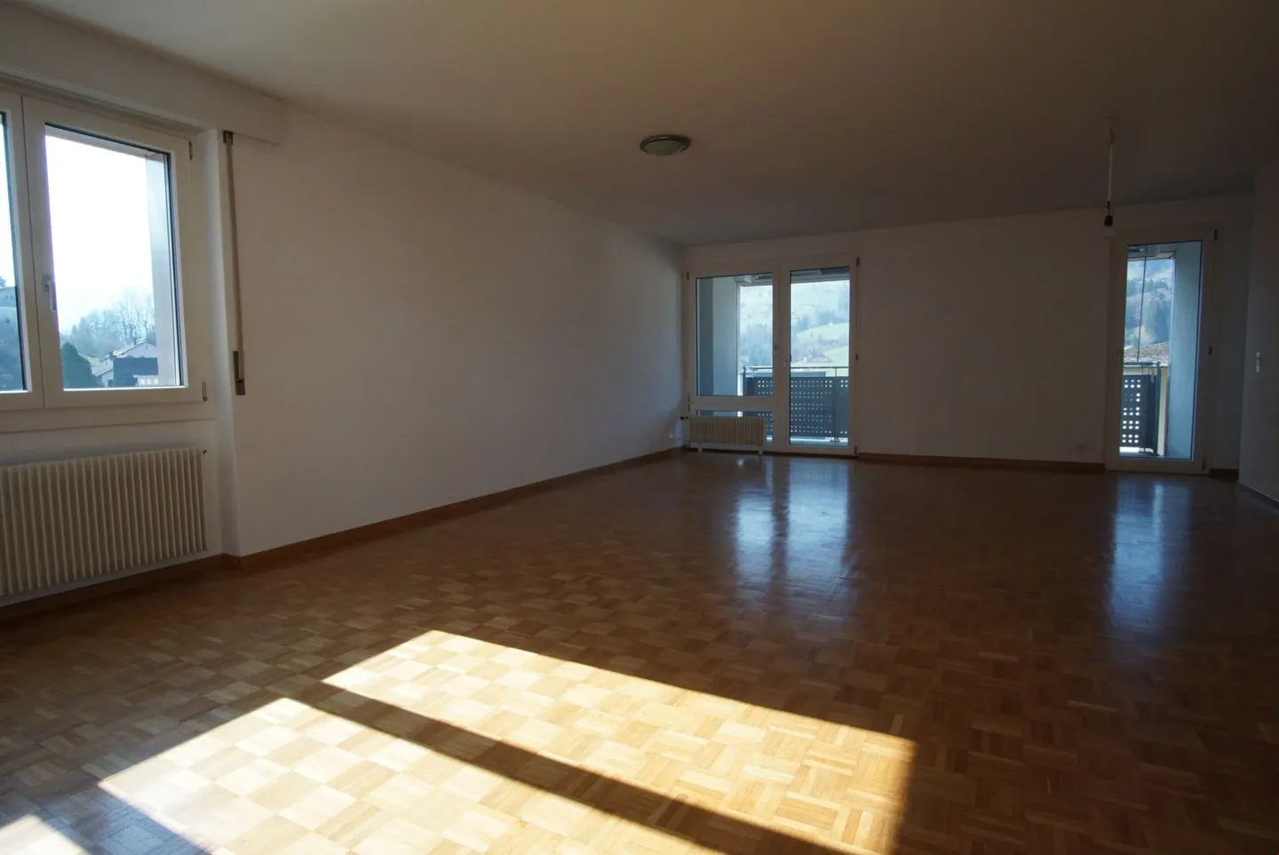 Vorankündigung! Terrasse und Aussicht! grosszügig, hell, preiswert, 5.5-Zimmer-Wohnung mit grosser Terrasse und Sicht in die Berge! - Foto 3 von 7