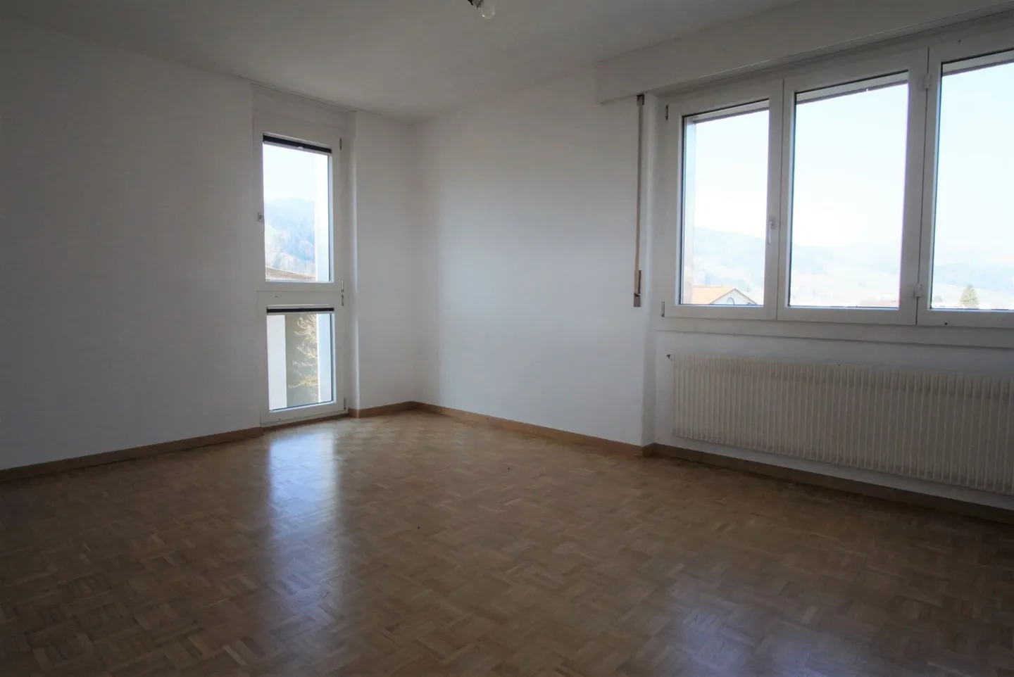 Vorankündigung! Terrasse und Aussicht! grosszügig, hell, preiswert, 5.5-Zimmer-Wohnung mit grosser Terrasse und Sicht in die Berge! - Foto 4 von 7