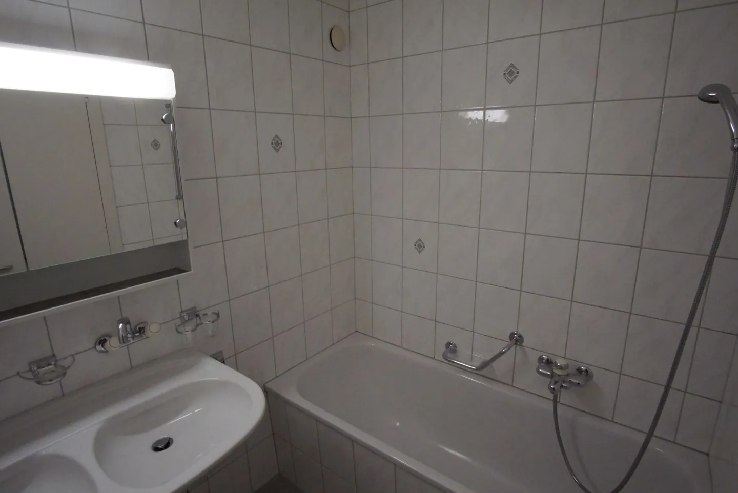Vorankündigung! Terrasse und Aussicht! grosszügig, hell, preiswert, 5.5-Zimmer-Wohnung mit grosser Terrasse und Sicht in die Berge! - Foto 5 von 7