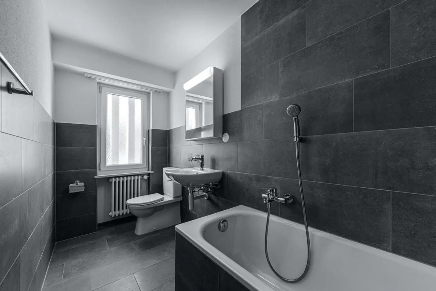 Renovated apartment at a fair price - Photo 2 of 10