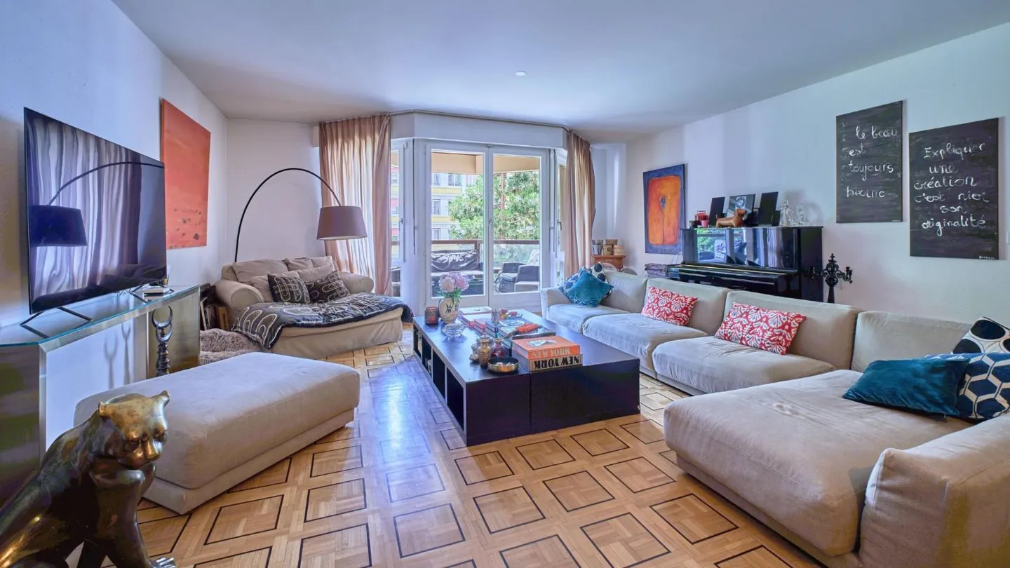 MAGNIFICENT 5-ROOM APARTMENT IN FLORISSANT - Foto 2 von 8