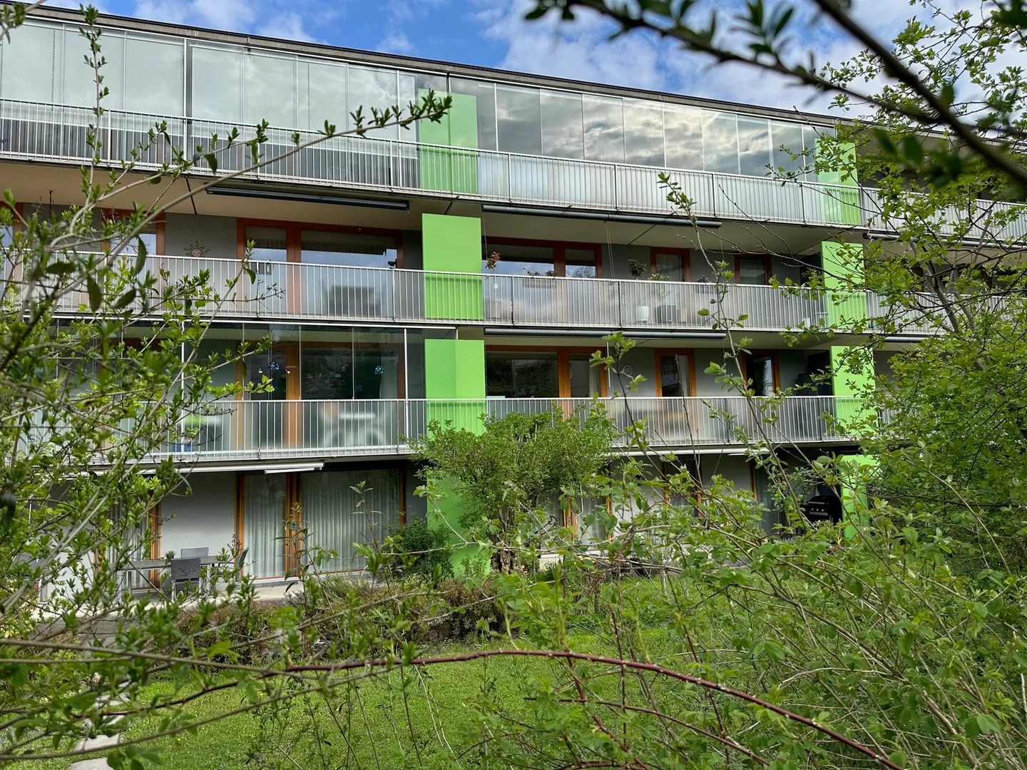 Appartement élégant de 4 1/2 pièces avec 2 balcons et vue dégagée - Soutien financier possible - Photo 1 sur 9