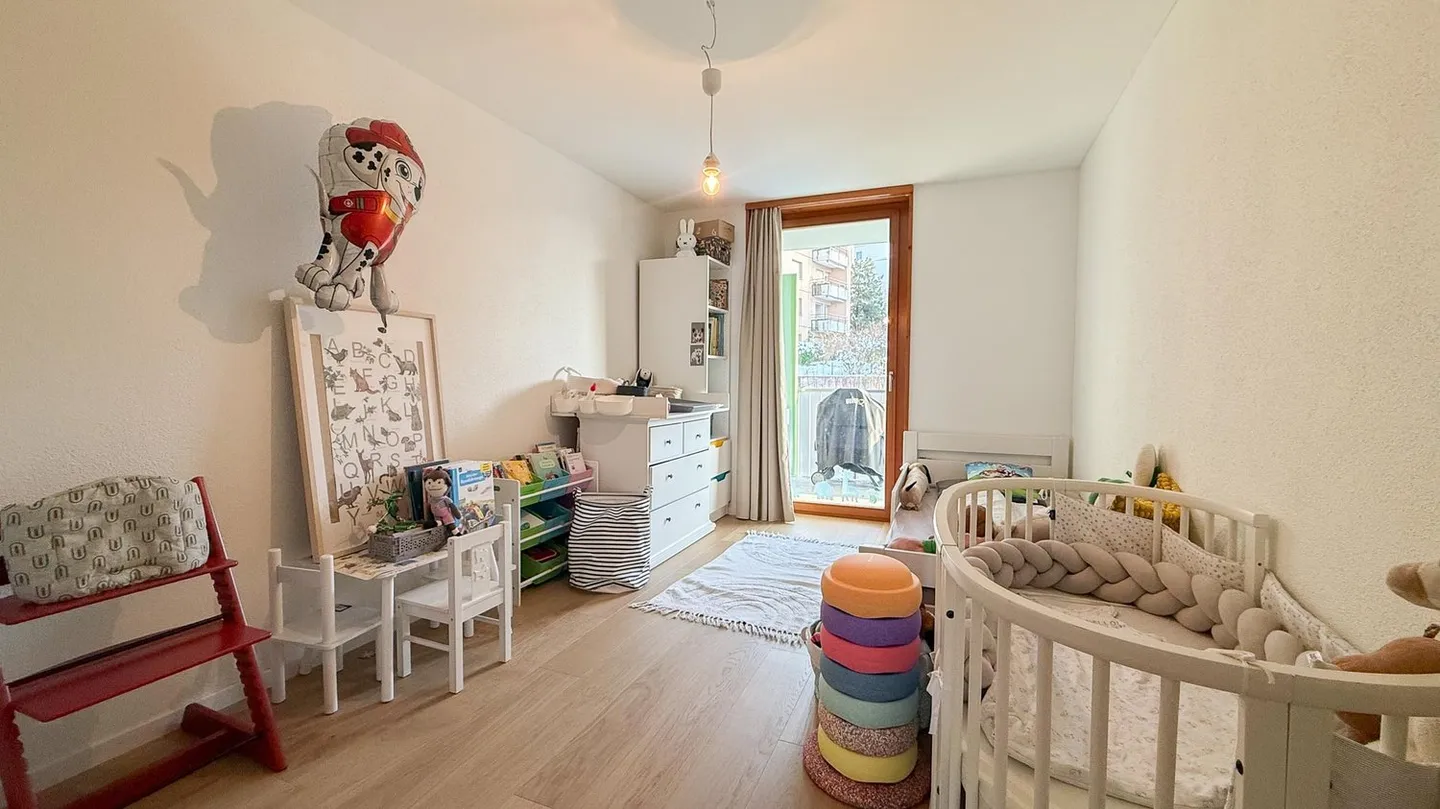 Appartement élégant de 4 1/2 pièces avec 2 balcons et vue dégagée - Soutien financier possible - Photo 7 sur 9