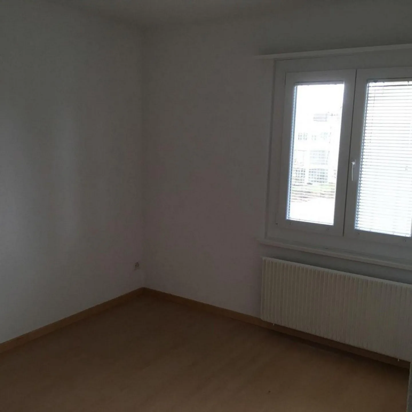 Appartamento affascinante con 4 stanze in una posizione tranquilla a Zuchwil - Foto 3 di 10