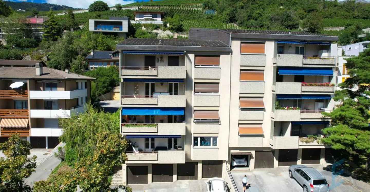 A LOUER Spacieux appartement rénové de 4 ½ pièces avec grand balcon - Foto 1 di 13