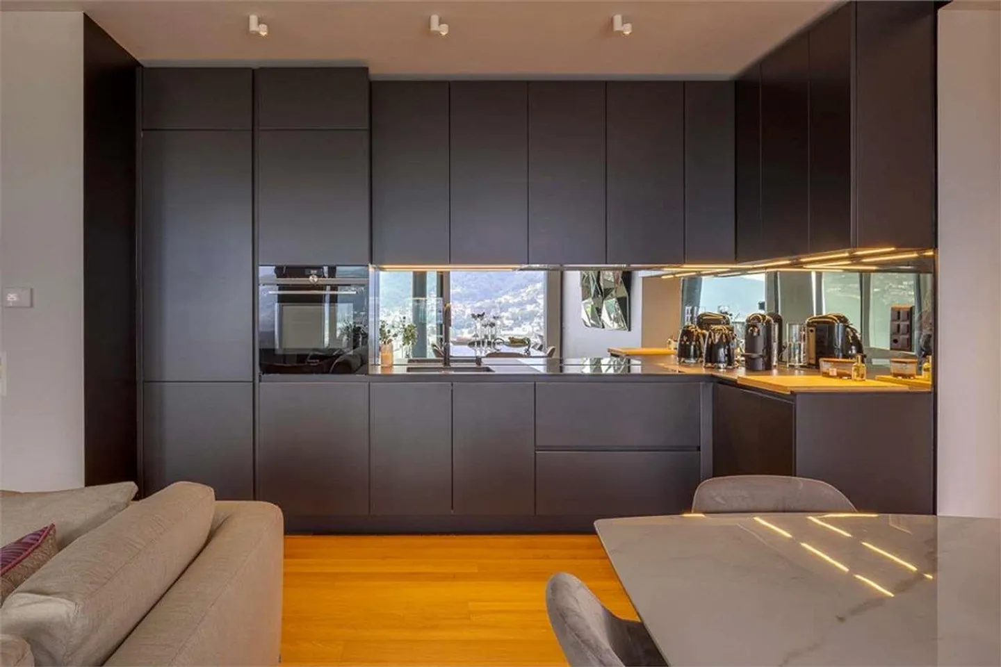 Appartement élégant de 3,5 pièces avec vue sur le lac - Photo 3 sur 10