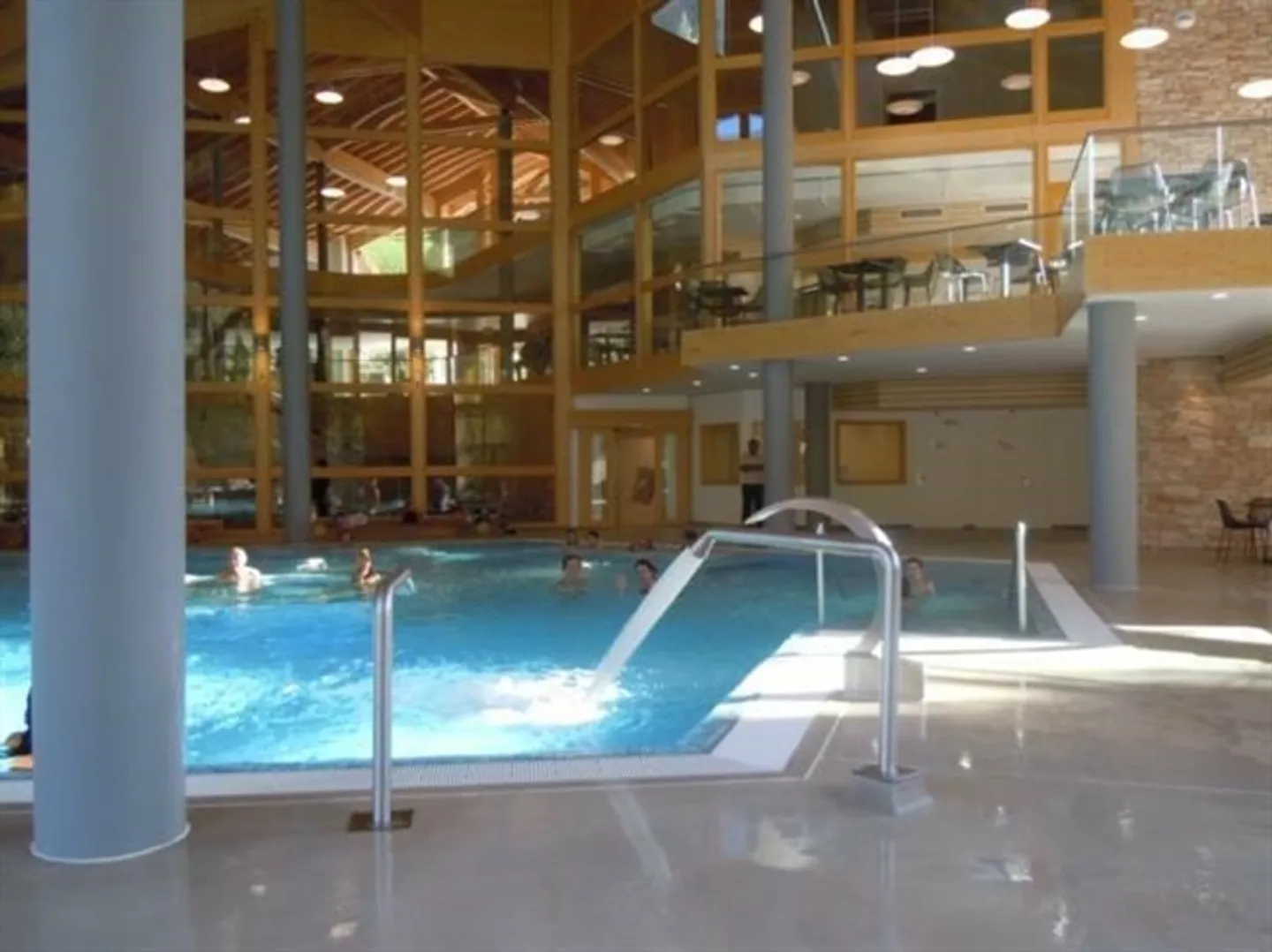 Beautiful furnished 3.5-room apartment of 69.66 m2 + parking space in garage, cellar and ski storage - Photo 4 of 13