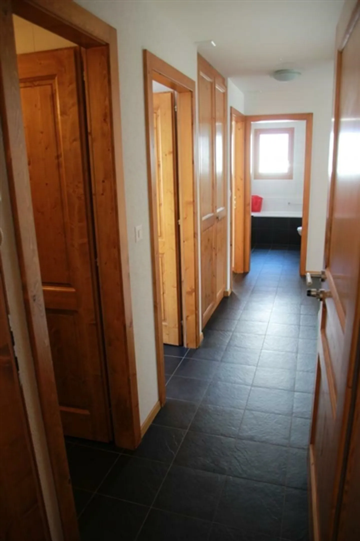 Beautiful furnished 3.5-room apartment of 69.66 m2 + parking space in garage, cellar and ski storage - Photo 9 of 13