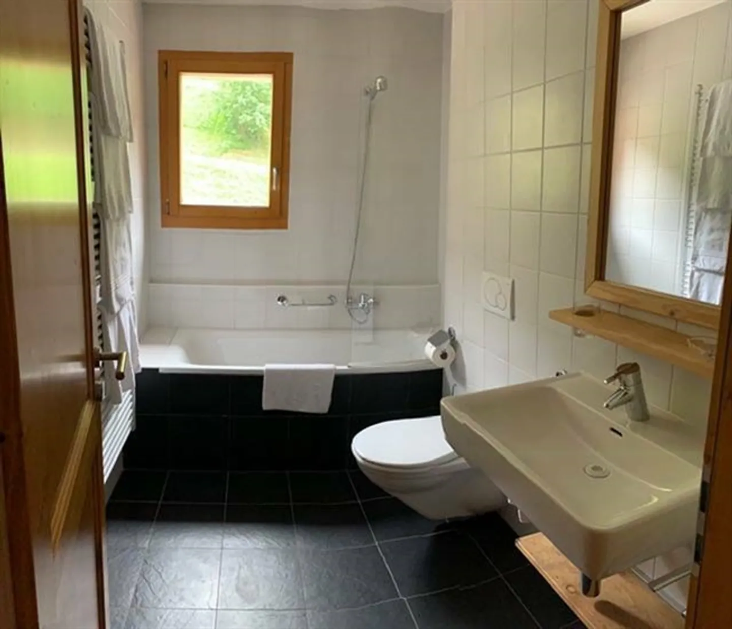 Beautiful furnished 3.5-room apartment of 69.66 m2 + parking space in garage, cellar and ski storage - Photo 12 of 13