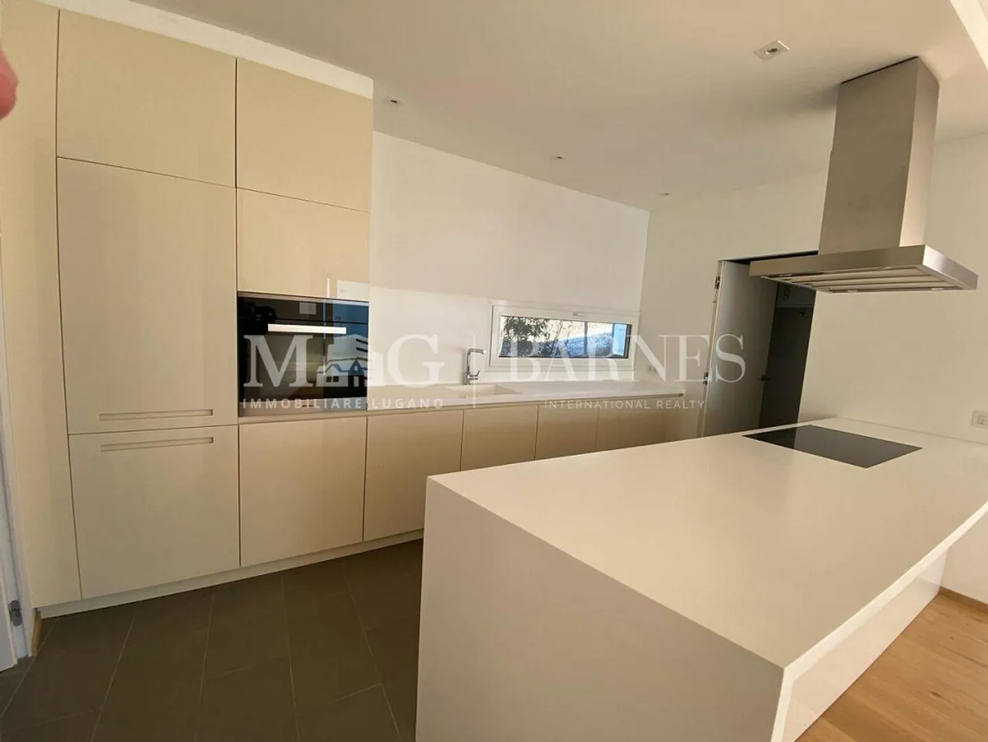 Modern Apartment with Lake View - Photo 5 of 10