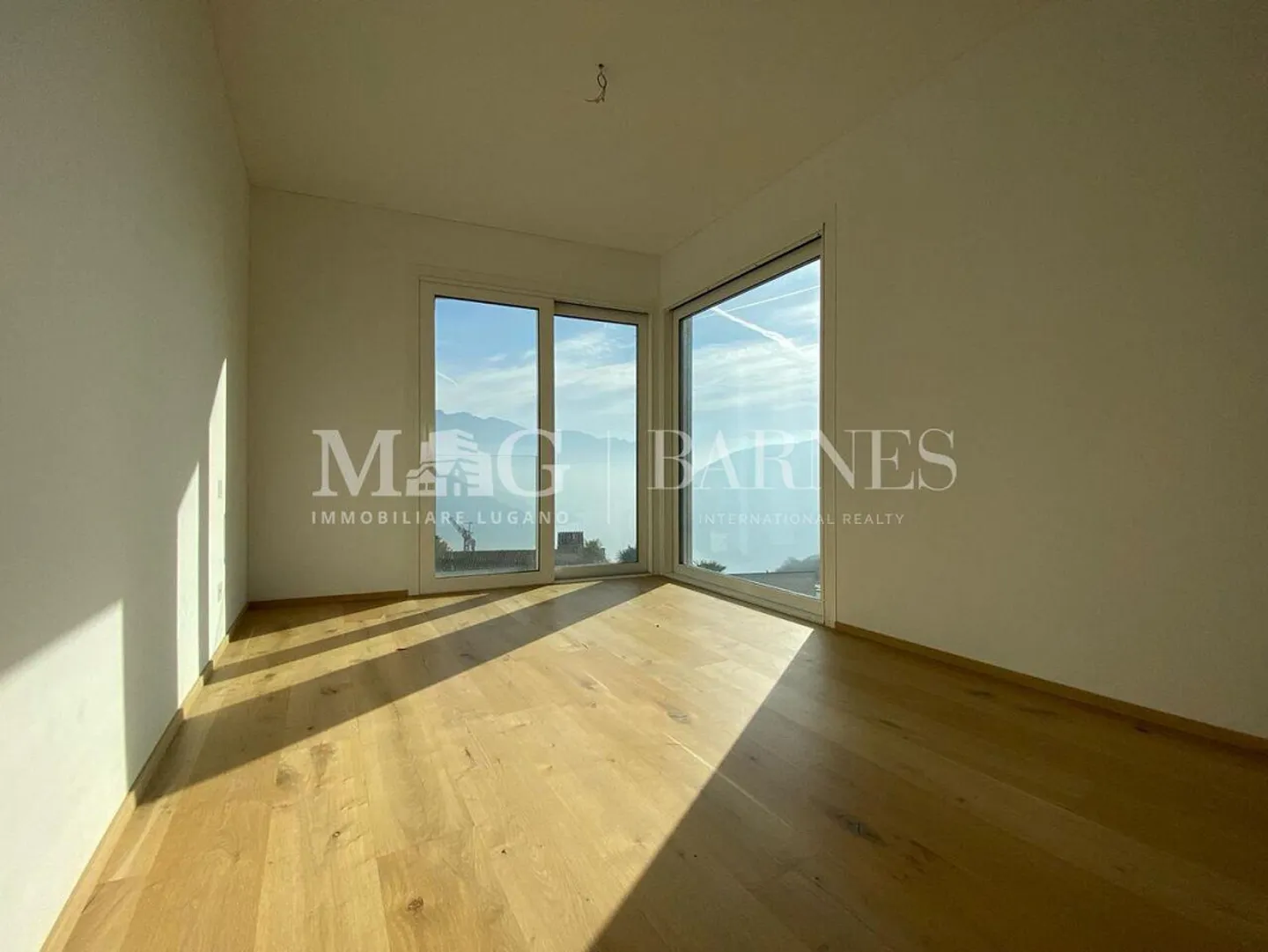 Modern Apartment with Lake View - Photo 4 of 10