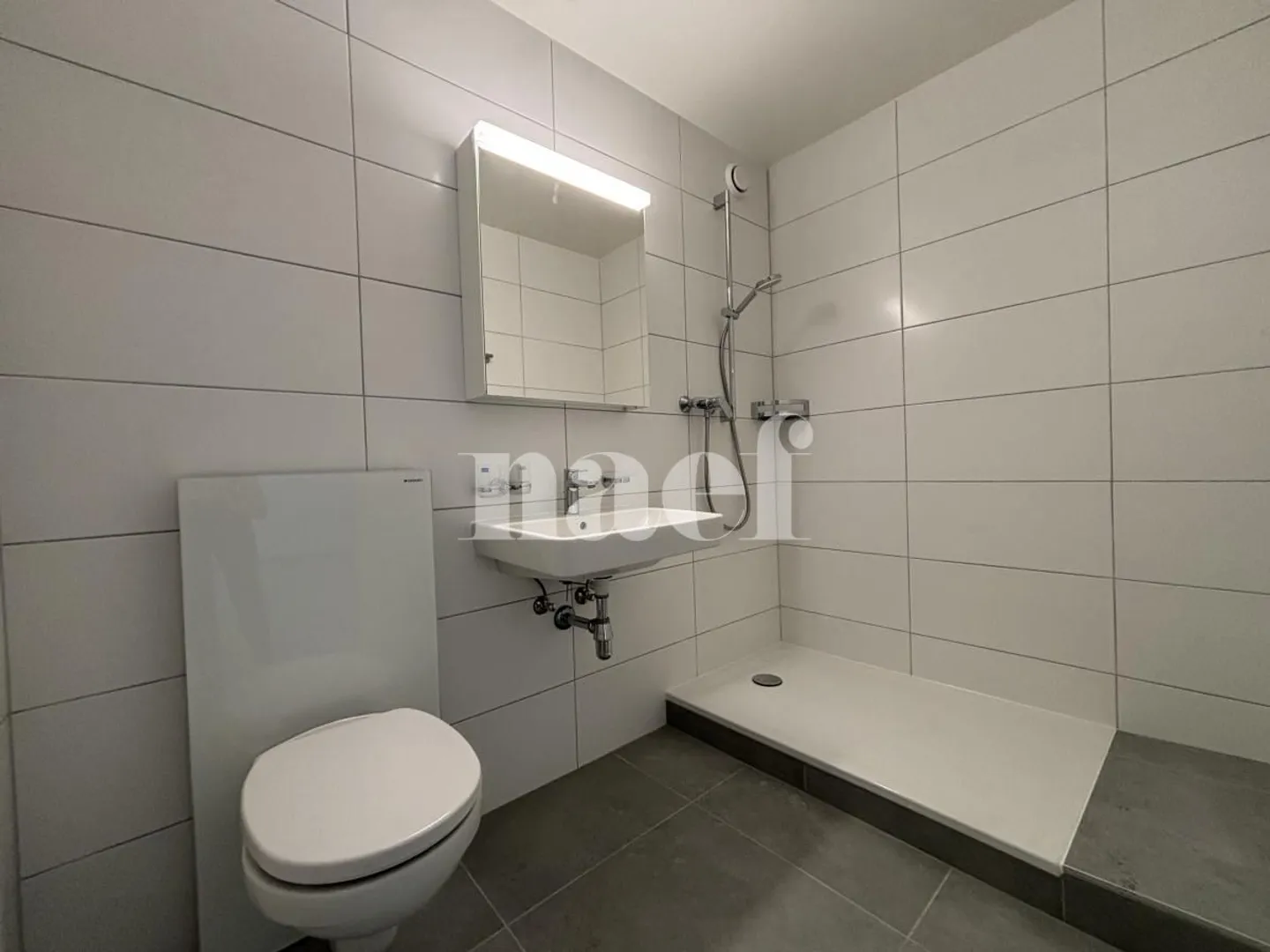 Appartement rénové avec balcon - Photo 2 sur 7