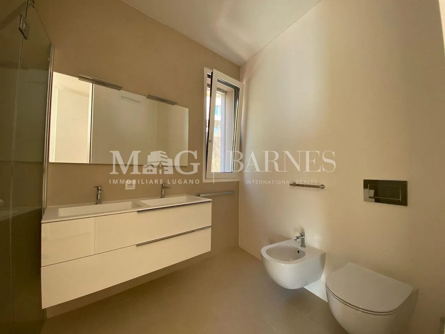 Modern Apartment with Lake View - Photo 10 of 10