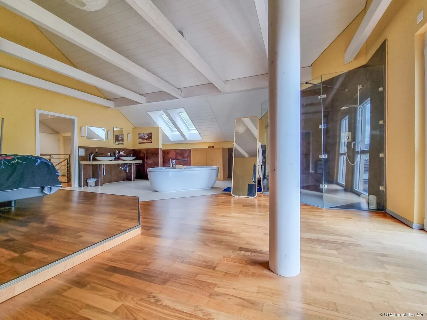 Luxurious property with many extras and breathtaking views - Photo 9 of 18