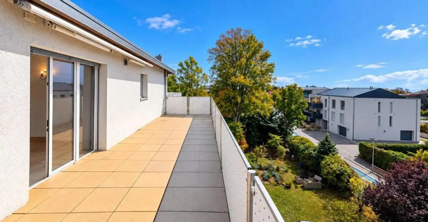 EXCEPTIONAL 5.5 ROOM PENTHOUSE WITH PANORAMIC VIEW OF THE ALPS - Photo 7 of 12