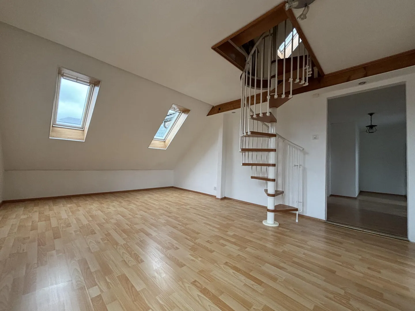 À louer : Duplex de 3,5 pièces partiellement rénové - Locations proposées ! - Photo 1 sur 8
