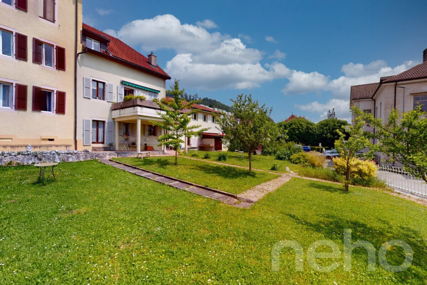Grande Maison de deux appartements + Bureaux et garages indépendants - Photo 1 sur 12