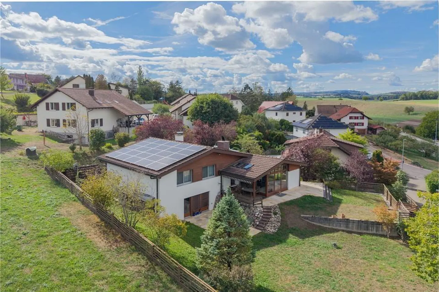Quiet living on the edge of the building zone: 7.5 room residential house with 3 garages - Photo 1 of 13