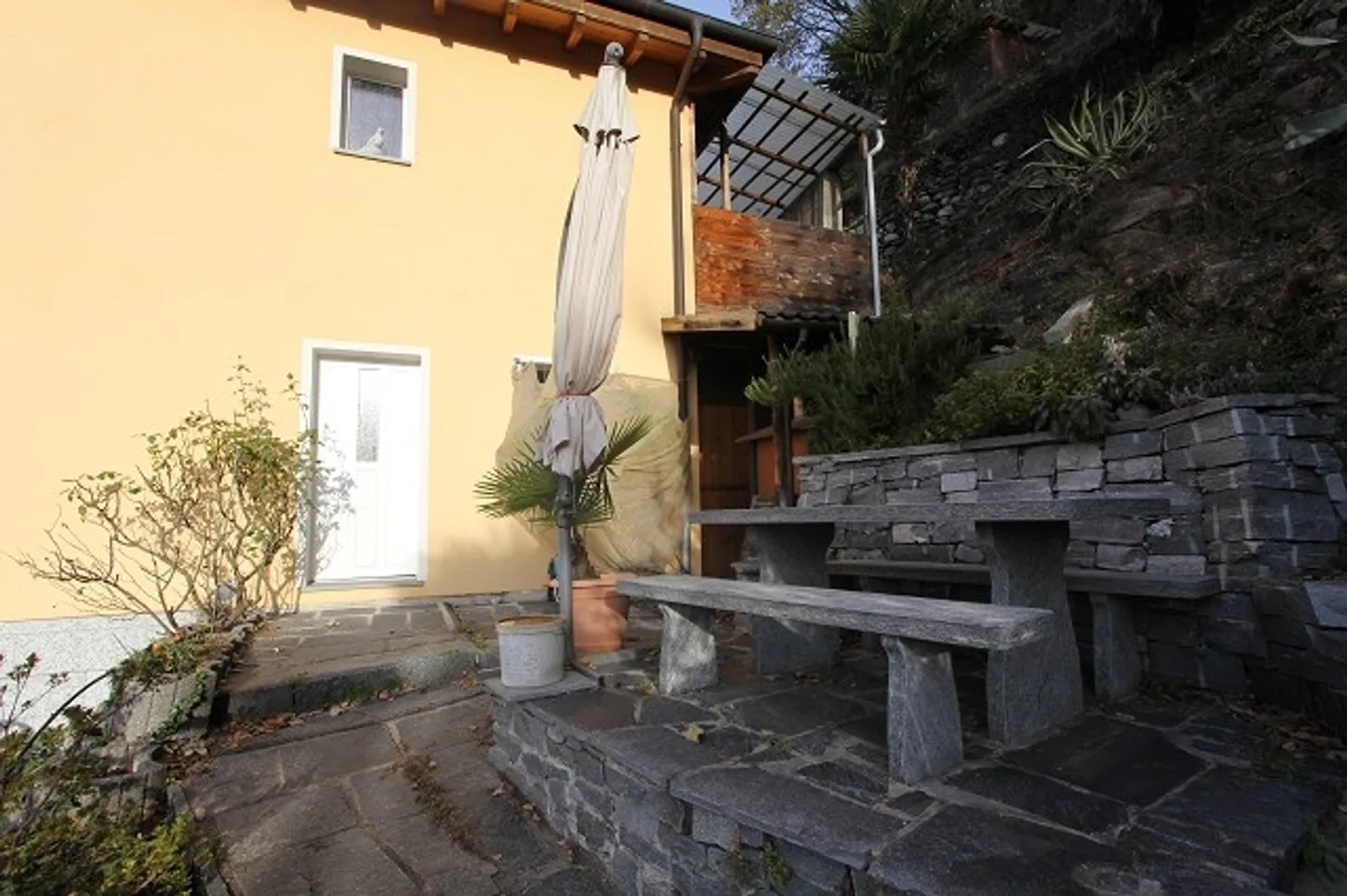 Viletta con terreno edificabile, vista e terrazze - Foto 9 di 10