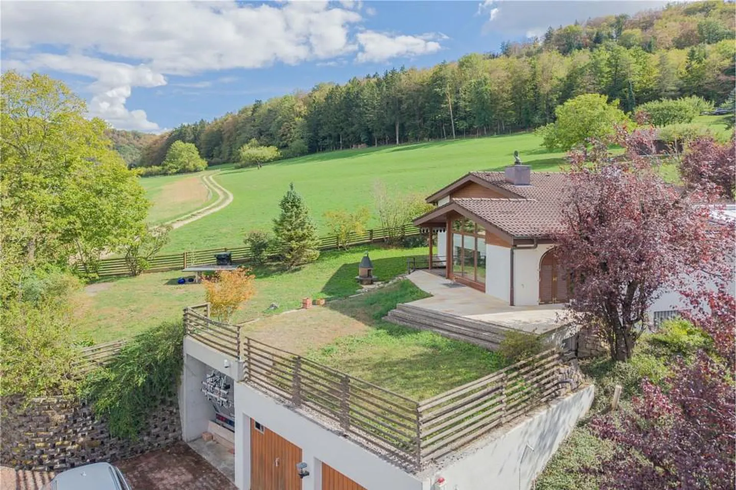 Quiet living on the edge of the building zone: 7.5 room residential house with 3 garages - Photo 2 of 13