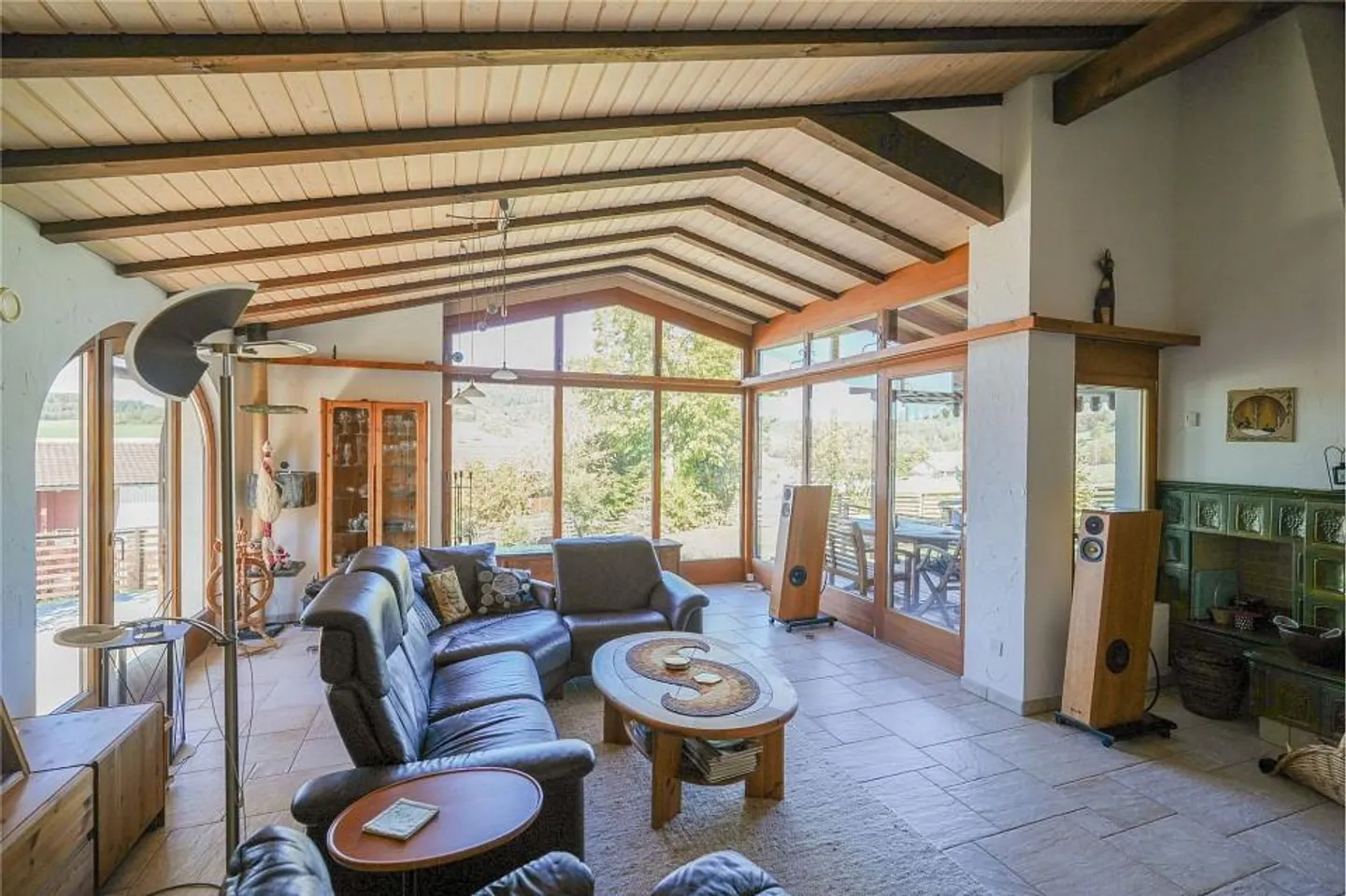 Quiet living on the edge of the building zone: 7.5 room residential house with 3 garages - Photo 3 of 13