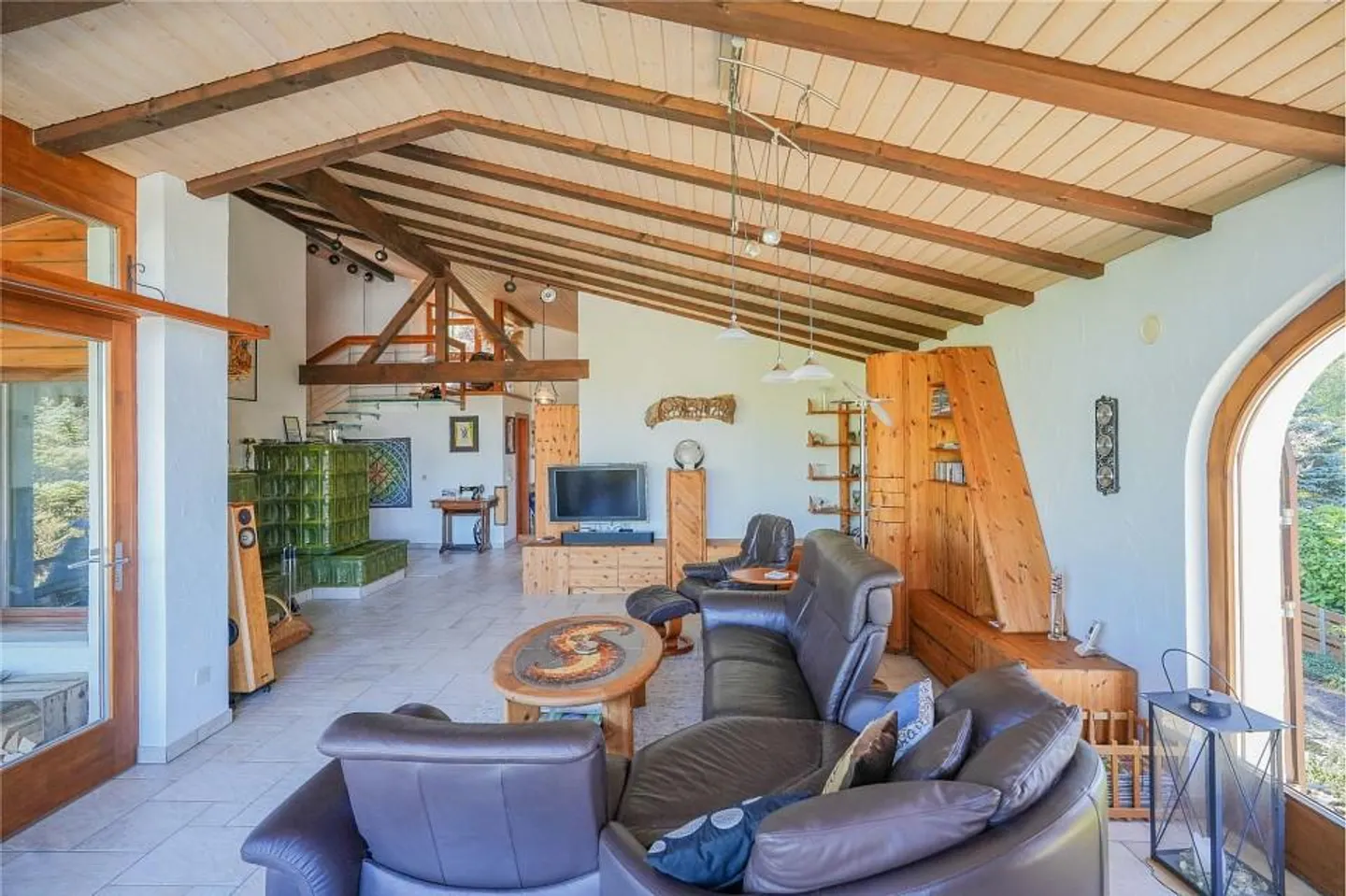 Quiet living on the edge of the building zone: 7.5 room residential house with 3 garages - Photo 4 of 13