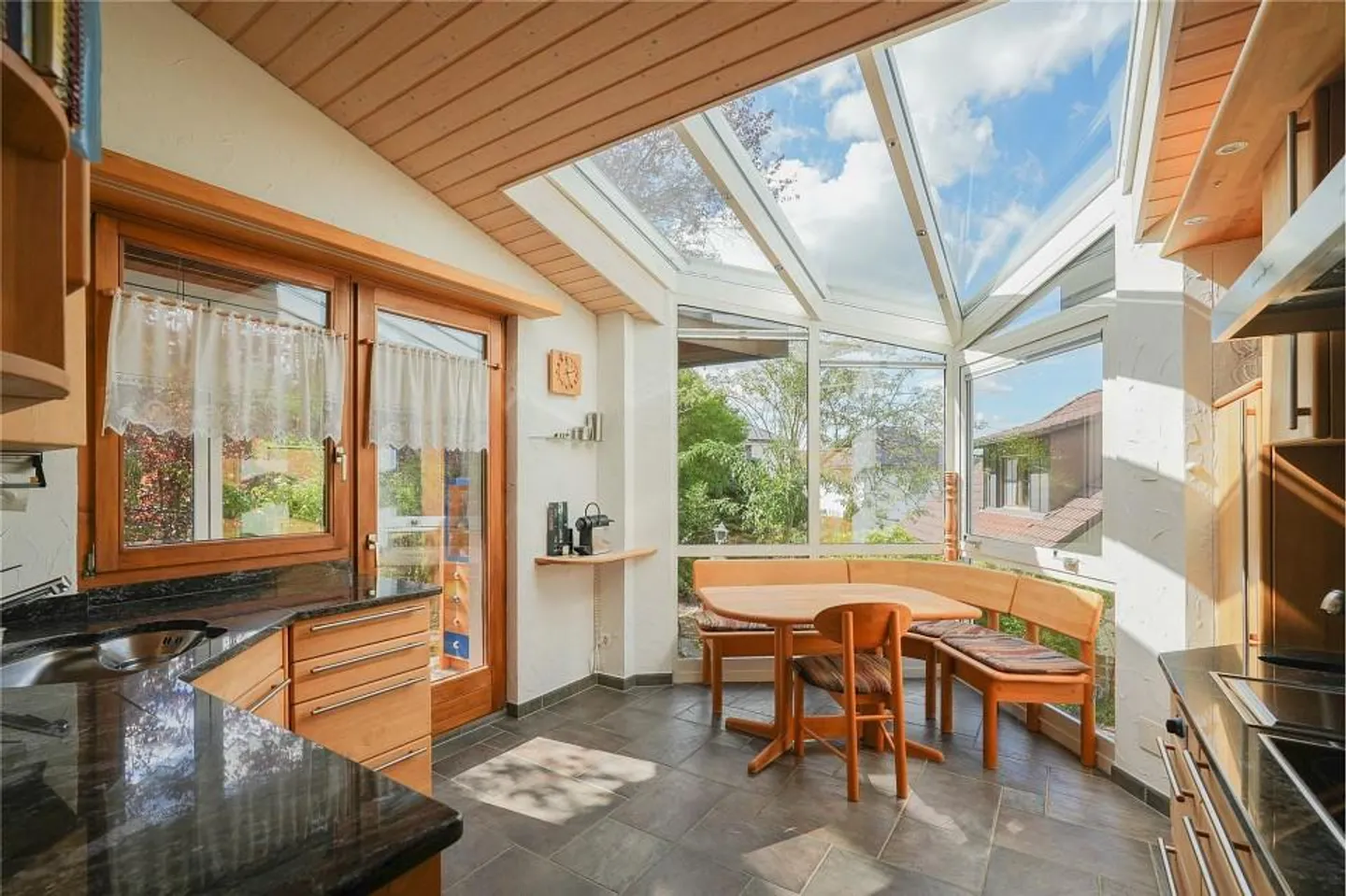 Quiet living on the edge of the building zone: 7.5 room residential house with 3 garages - Photo 5 of 13