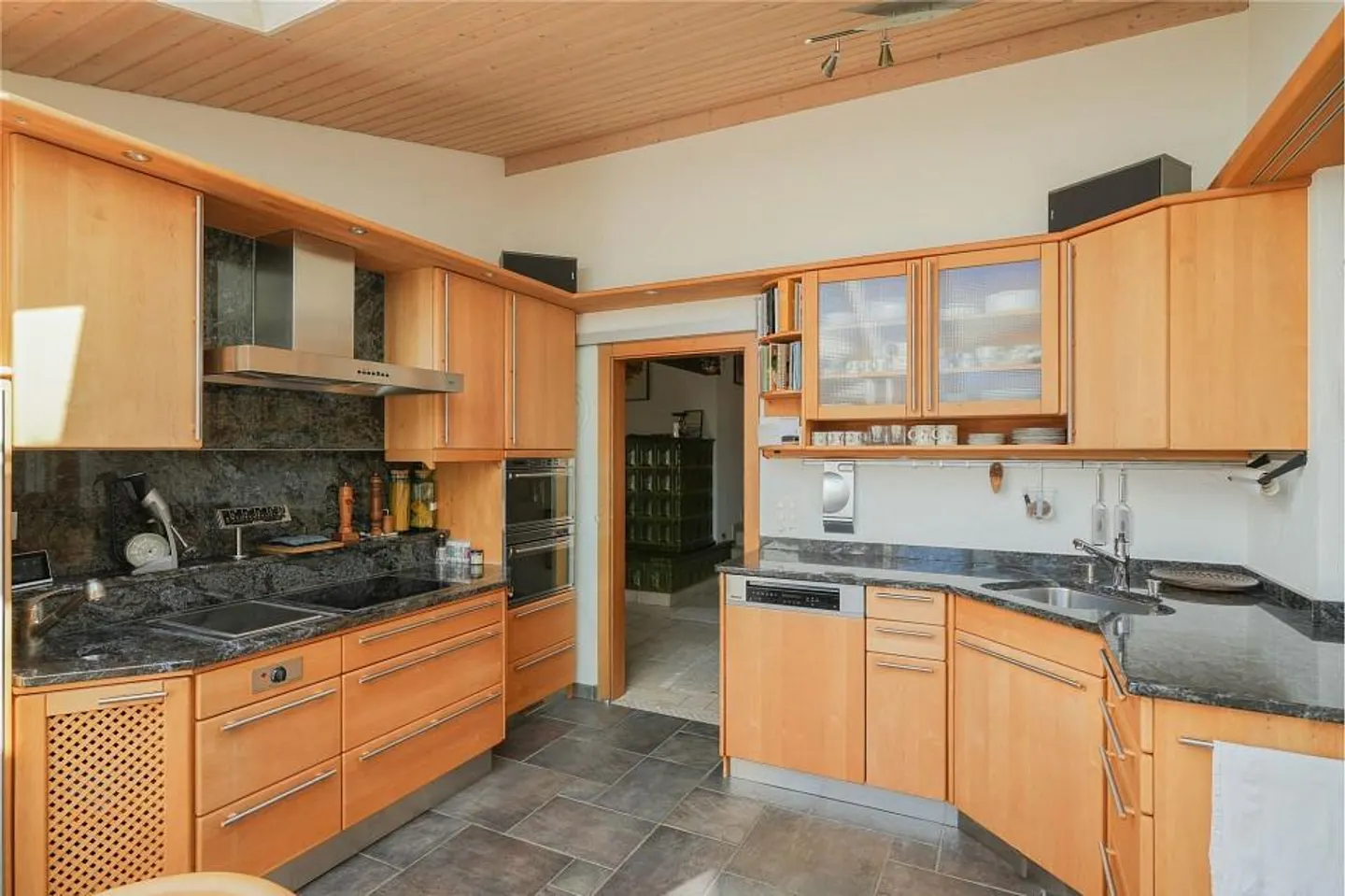 Quiet living on the edge of the building zone: 7.5 room residential house with 3 garages - Photo 6 of 13