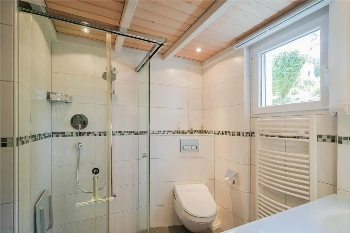 Quiet living on the edge of the building zone: 7.5 room residential house with 3 garages - Photo 7 of 13