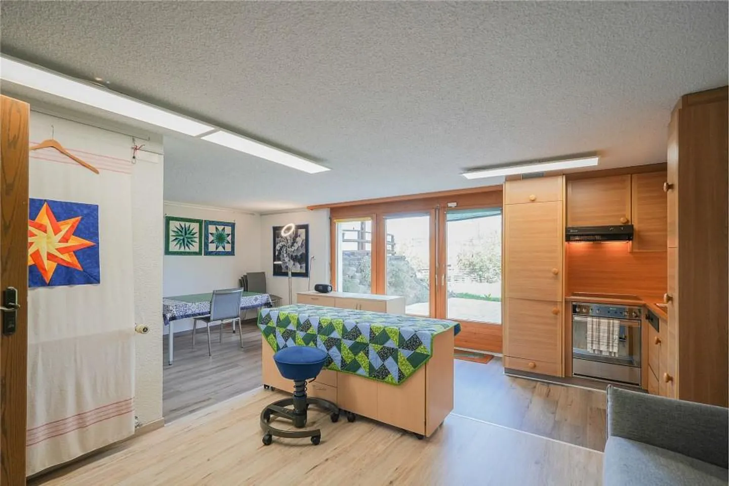 Quiet living on the edge of the building zone: 7.5 room residential house with 3 garages - Photo 11 of 13