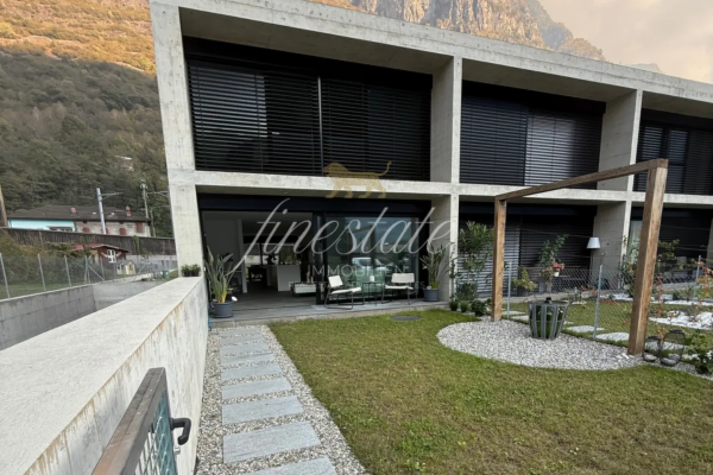 Moderna casa a schiera angolare di 4,5 stanze in posizione soleggiata a Biasca - Foto 3 di 11