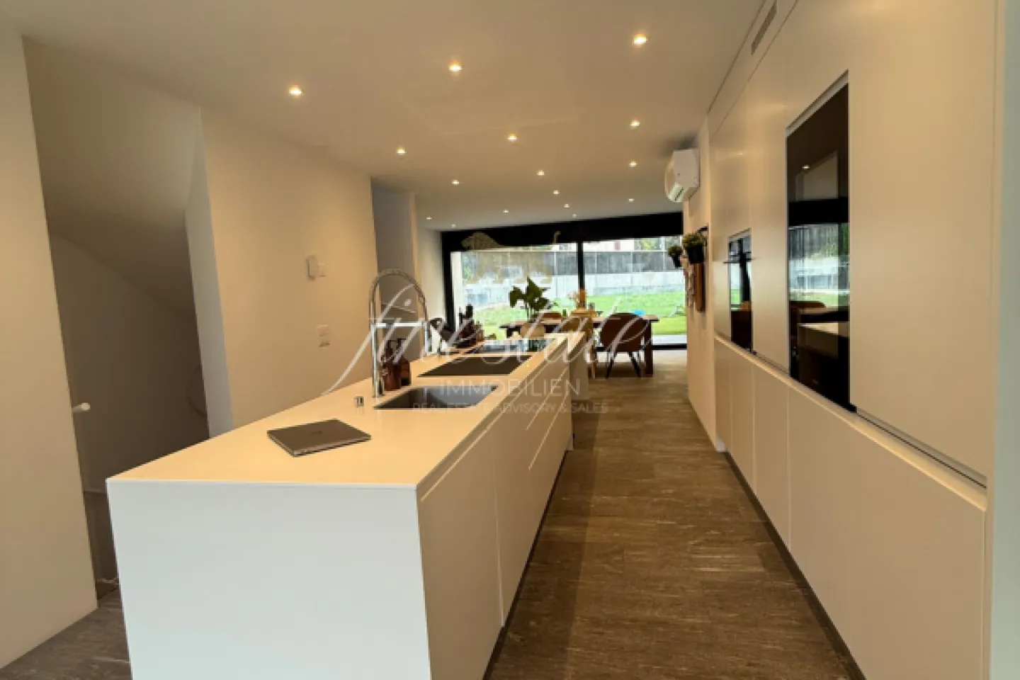 Moderna casa a schiera angolare di 4,5 stanze in posizione soleggiata a Biasca - Foto 6 di 11