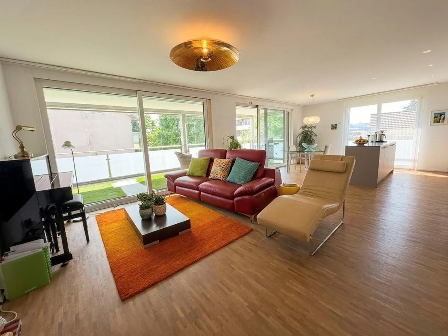 Moderne 4.5-Zimmer-Wohnung mit 36 m2 Balkon in ruhiger Familienlage - Photo 2 sur 11