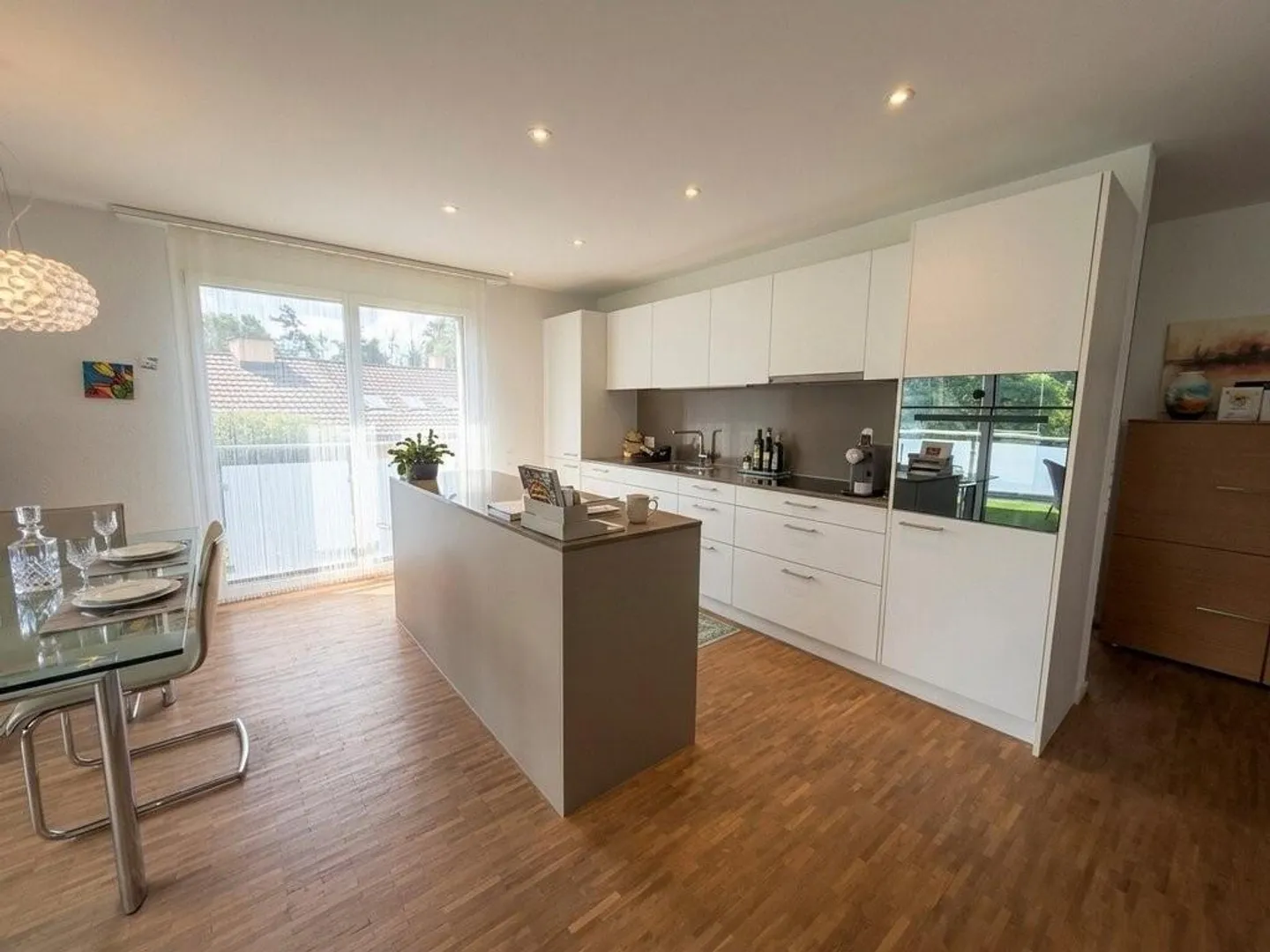 Moderne 4.5-Zimmer-Wohnung mit 36 m2 Balkon in ruhiger Familienlage - Photo 3 sur 11