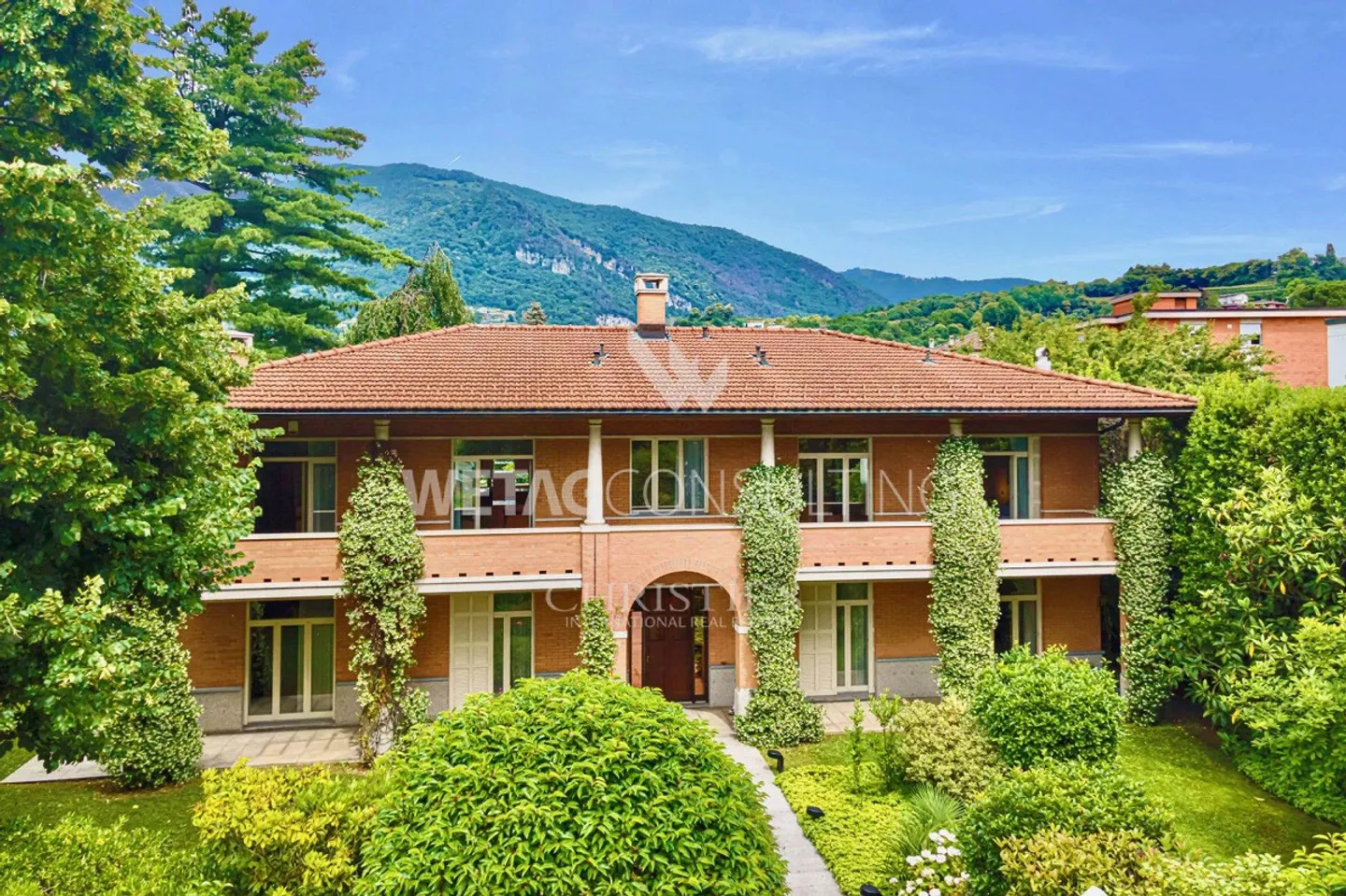 Villa spaziosa e maestosa circondata da spazi verdi a Mendrisio in vendita - Foto 1 di 11