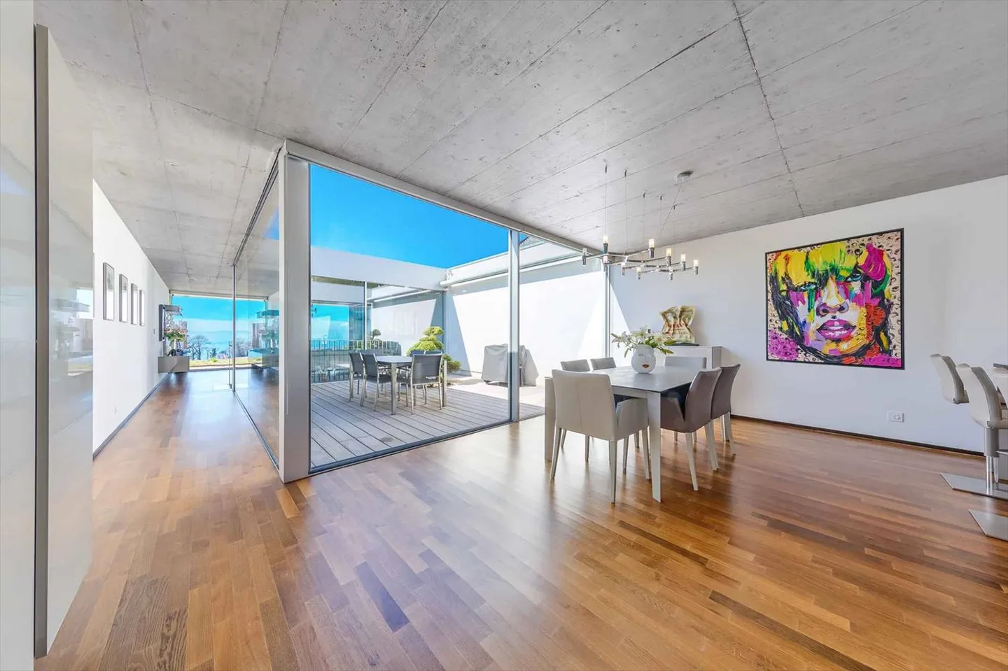 Modern townhouse with patio & terrace - Panoramic view of the lake - Photo 3 of 9