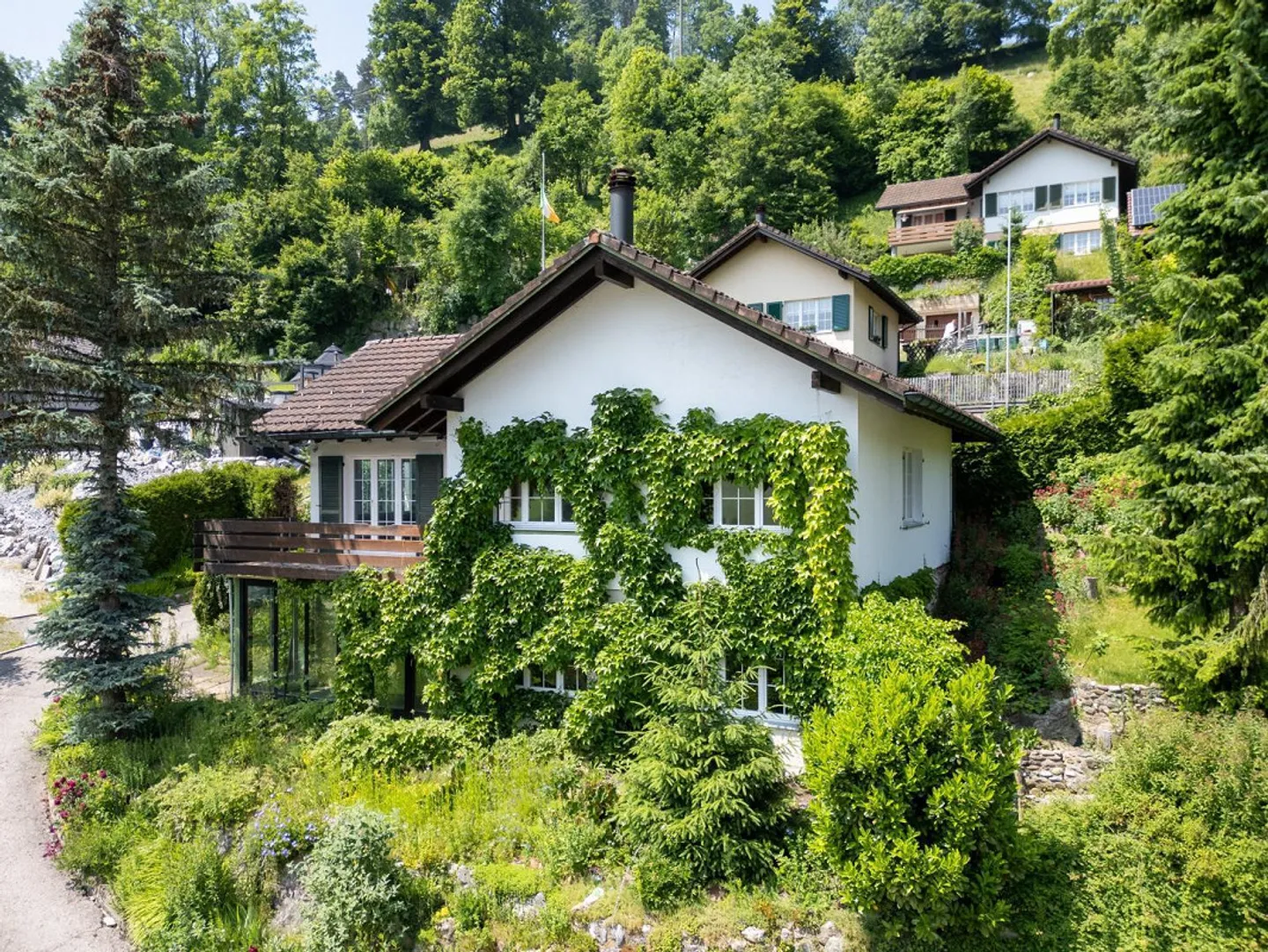 Casa unifamiliare soleggiata nel verde - Foto 1 di 8