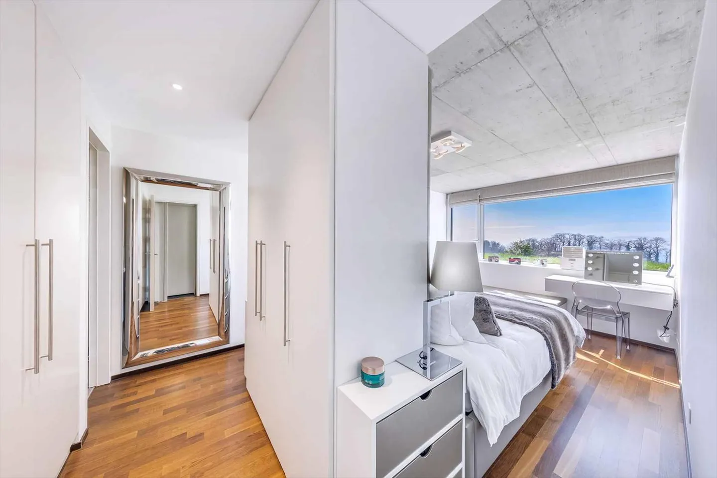 Modern townhouse with patio & terrace - Panoramic view of the lake - Photo 6 of 9