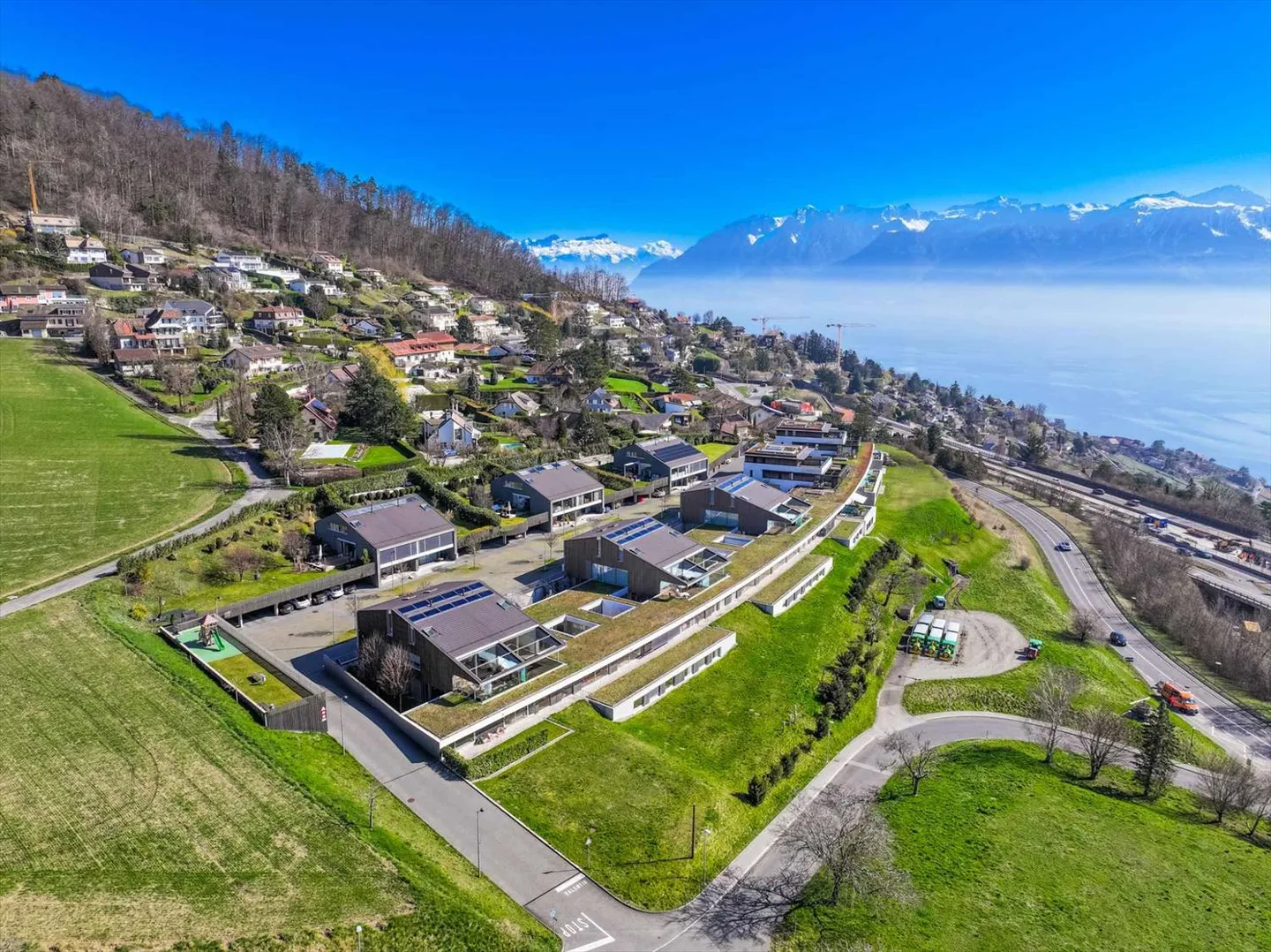 Modern townhouse with patio & terrace - Panoramic view of the lake - Photo 8 of 9