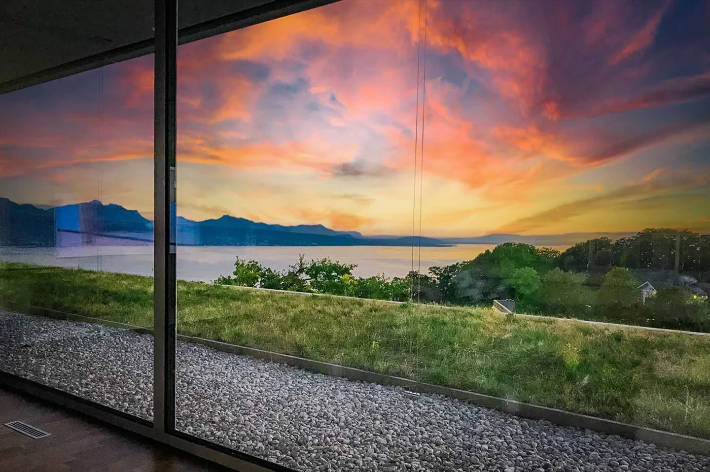 Modern townhouse with patio & terrace - Panoramic view of the lake - Photo 9 of 9