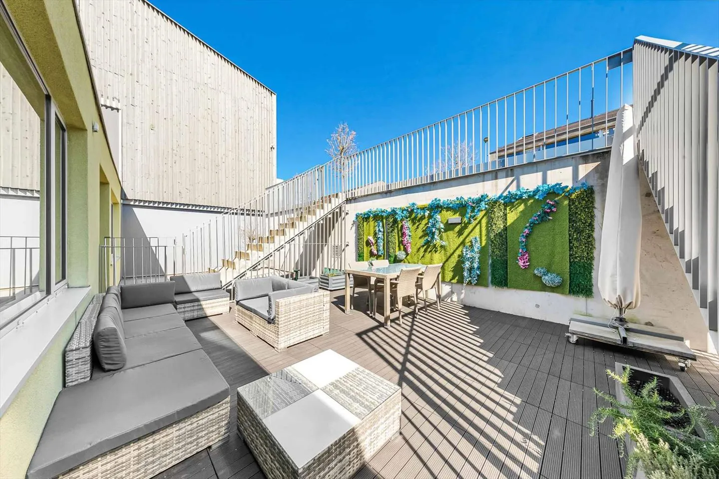 Modern townhouse with patio & terrace - Panoramic view of the lake - Photo 5 of 9