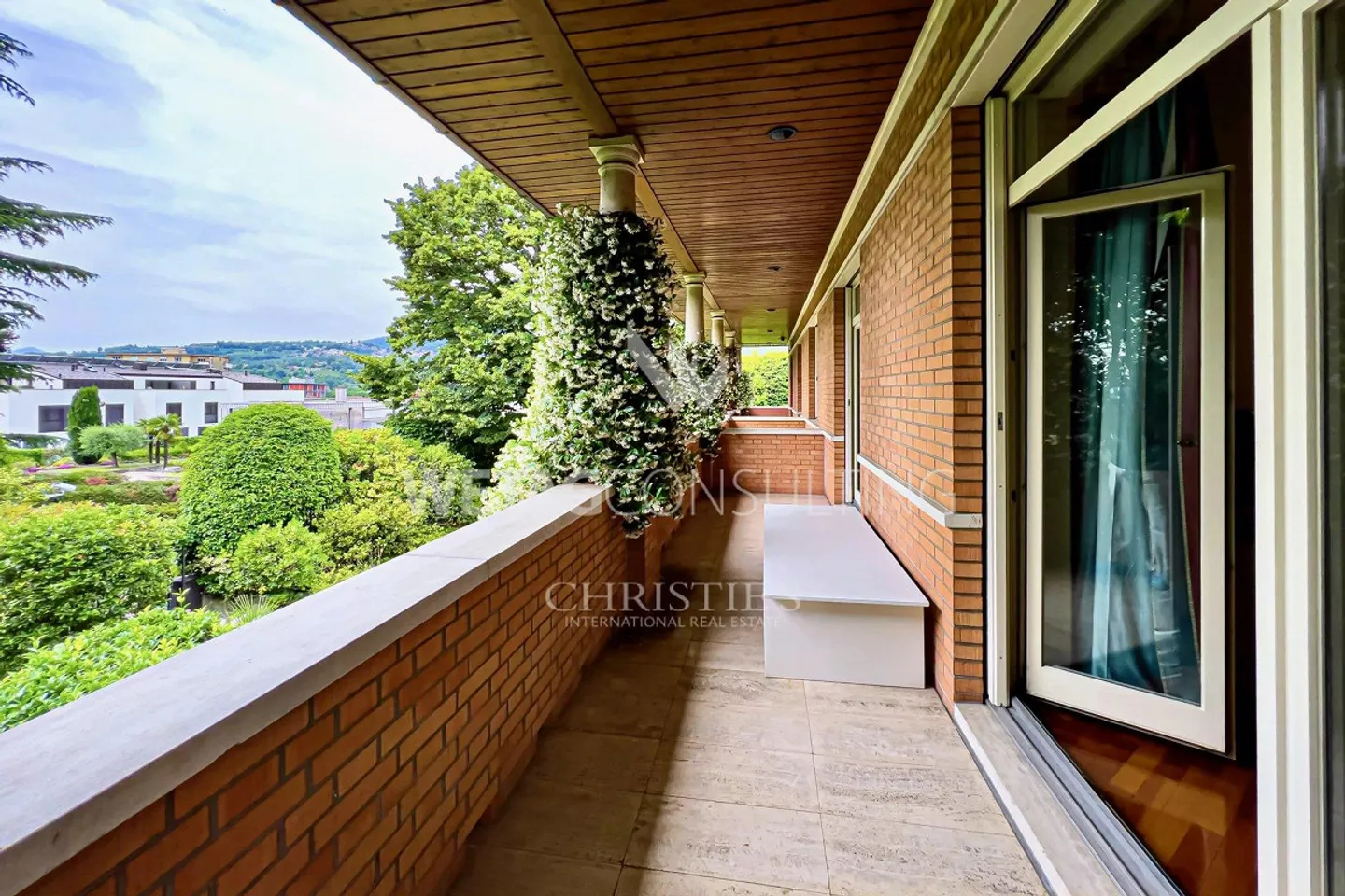 Villa spaziosa e maestosa circondata da spazi verdi a Mendrisio in vendita - Foto 6 di 11