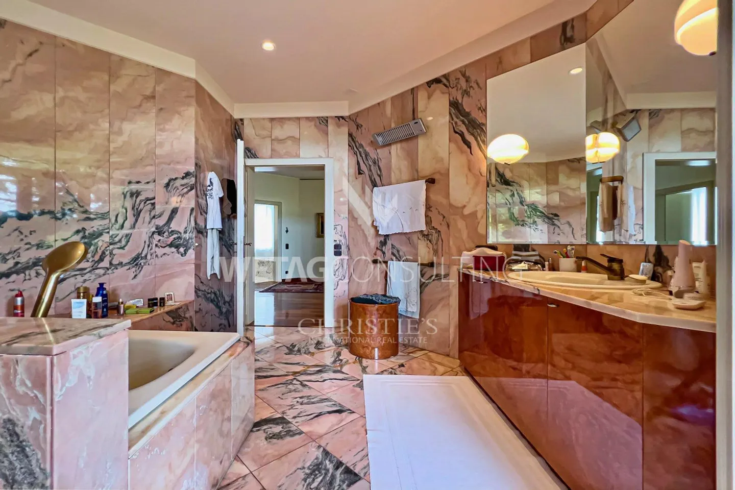 Villa spaziosa e maestosa circondata da spazi verdi a Mendrisio in vendita - Foto 7 di 11