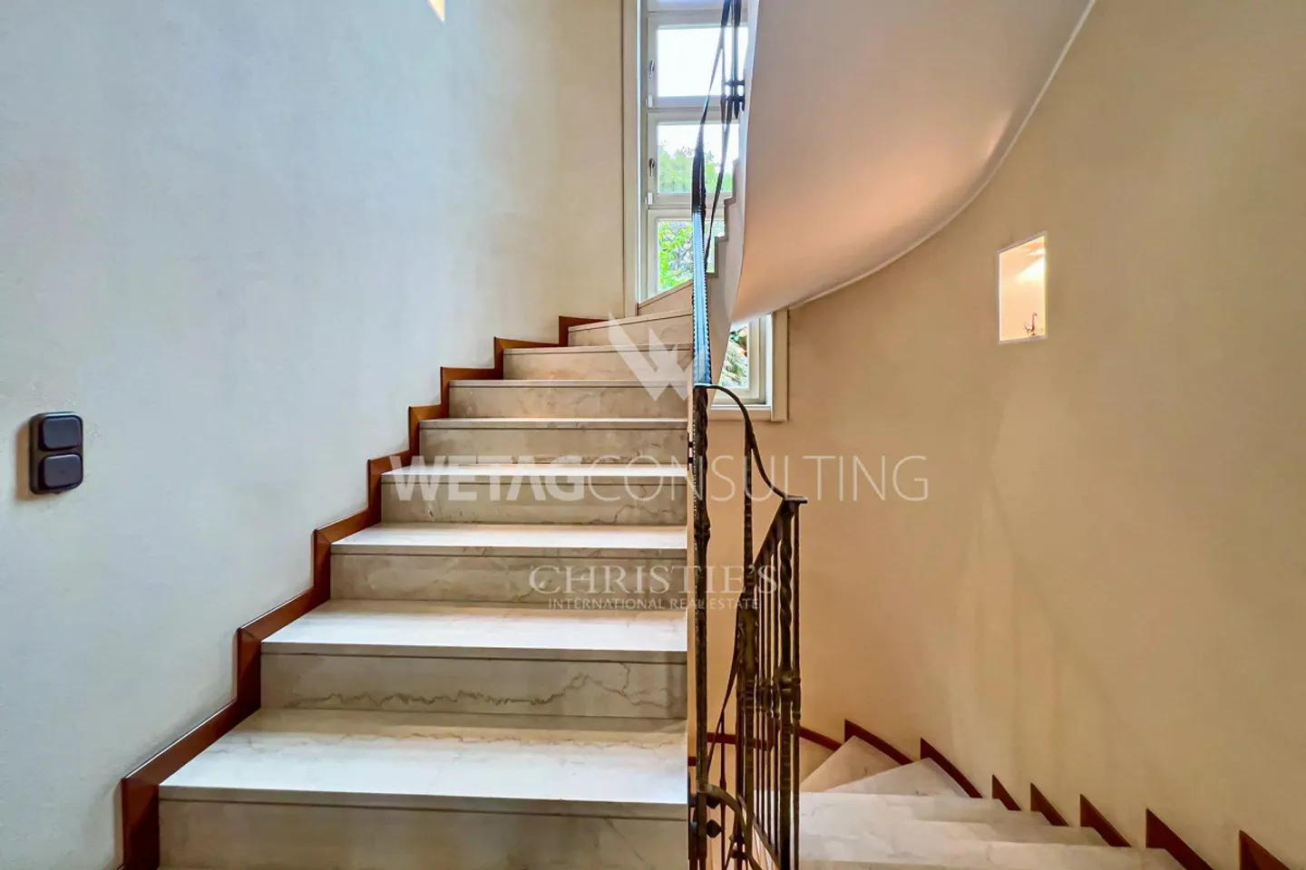 Villa spaziosa e maestosa circondata da spazi verdi a Mendrisio in vendita - Foto 10 di 11