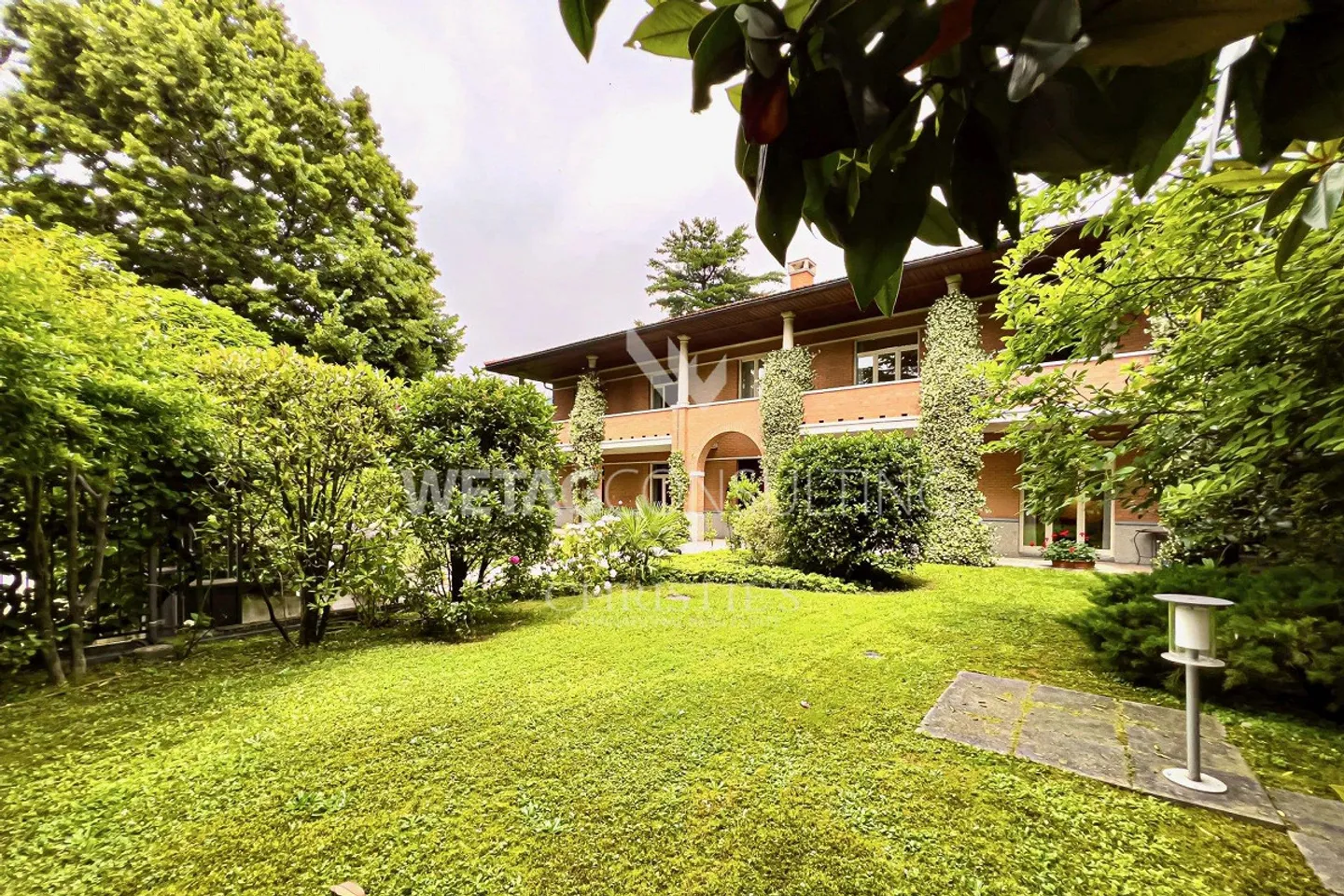 Villa spaziosa e maestosa circondata da spazi verdi a Mendrisio in vendita - Foto 11 di 11