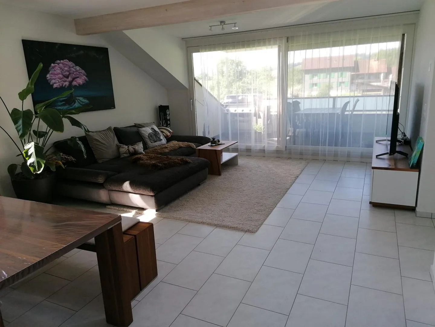 2 1/2 Zimmer-Dachwohnung im Grünen mit Blick auf die Berge - Foto 1 di 6