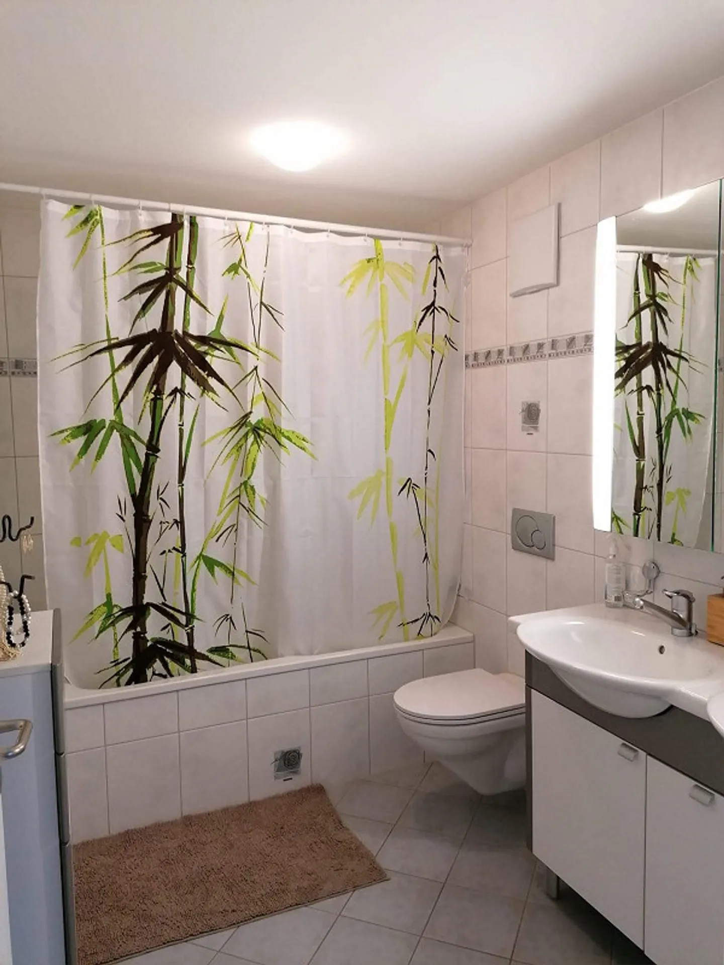 2 1/2 Zimmer-Dachwohnung im Grünen mit Blick auf die Berge - Foto 2 di 6