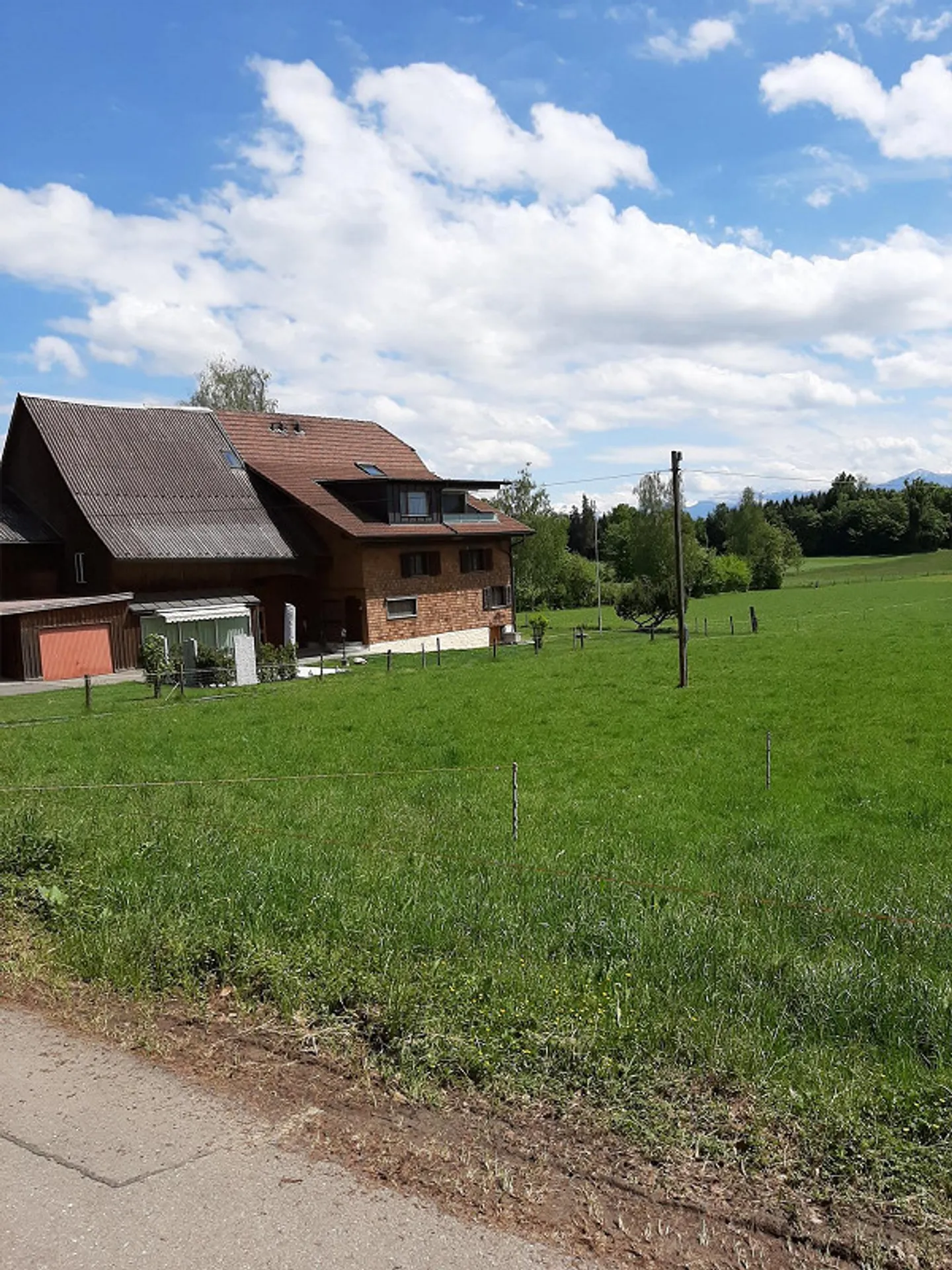 2 1/2 Zimmer-Dachwohnung im Grünen mit Blick auf die Berge - Foto 3 di 6